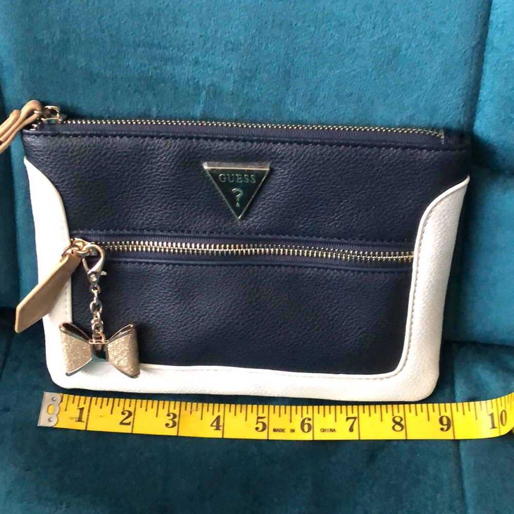 Free w/ purchase or $5 NWOT GUESS Navy/White/Tan Wristlet - Picture 9 of 14